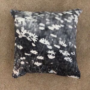 Daisy Print black and white Pillow